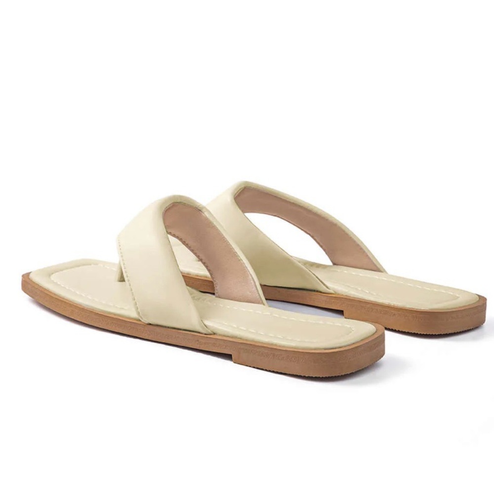 Micas Thong Sandals White Size 8 NWT